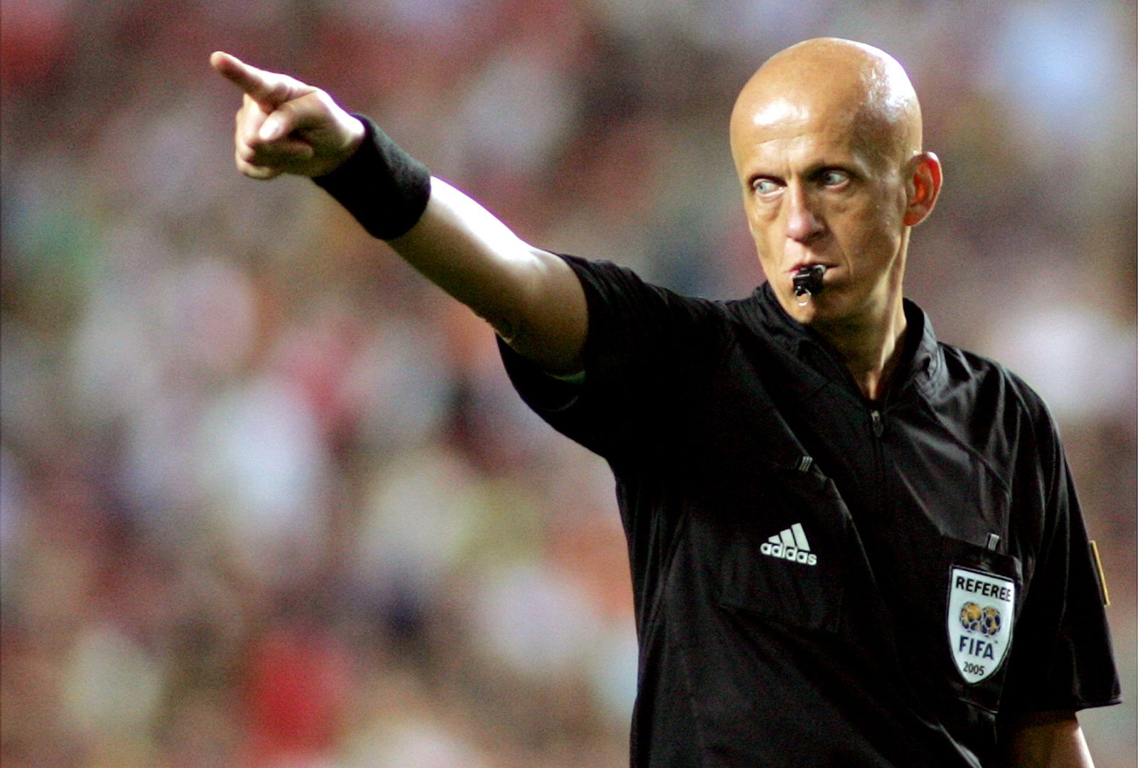 Árbitro mostrando tarjeta en un partido del Mundial 2026